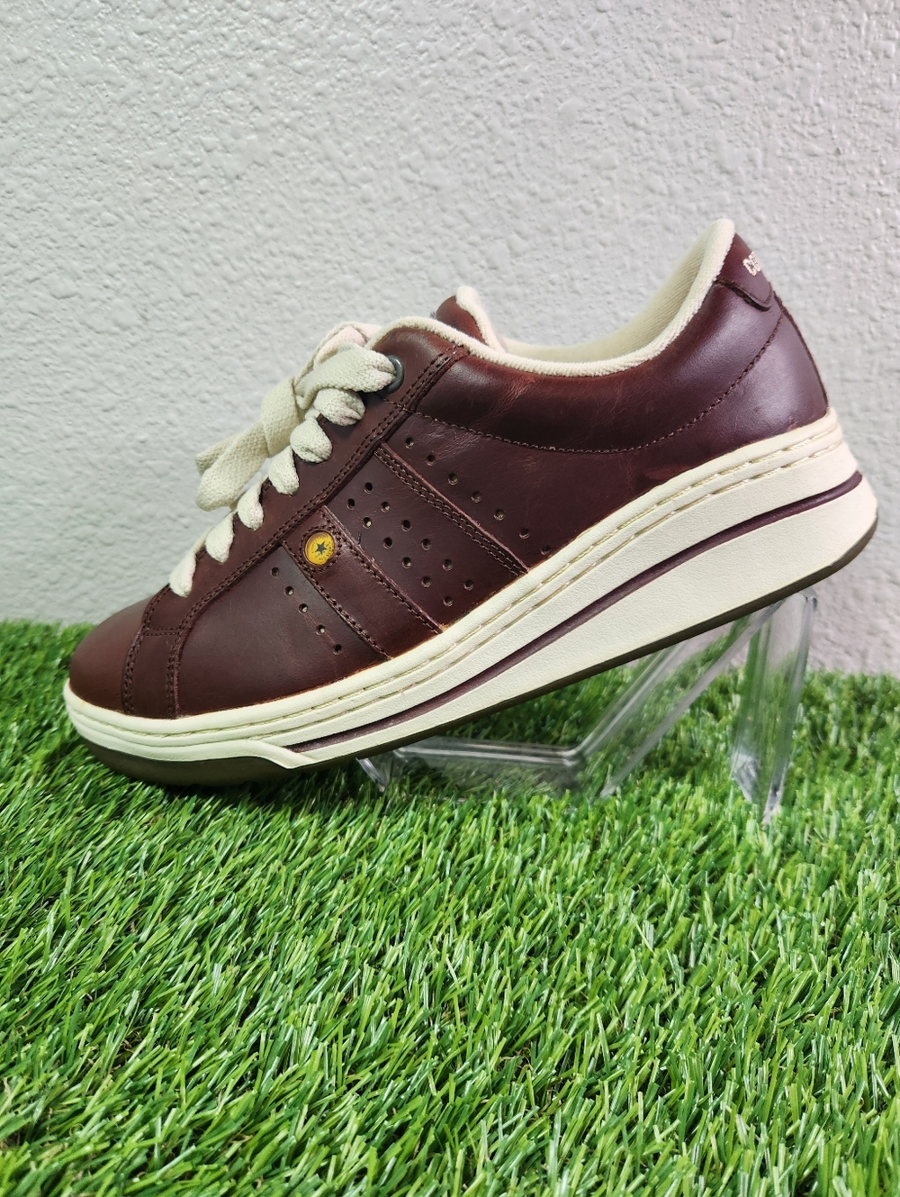 Mens Brown leather Chuck Taylor shoes size 10.5